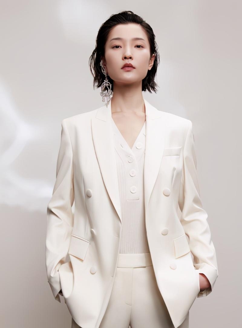 杜鹃——在超模圈,她的长相和气质也是一个很神奇的存在