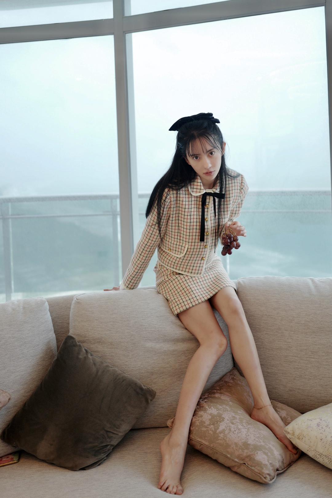 诺澜刘萌萌化身粉红佳人穿套装解锁新潮流尽显优雅风范