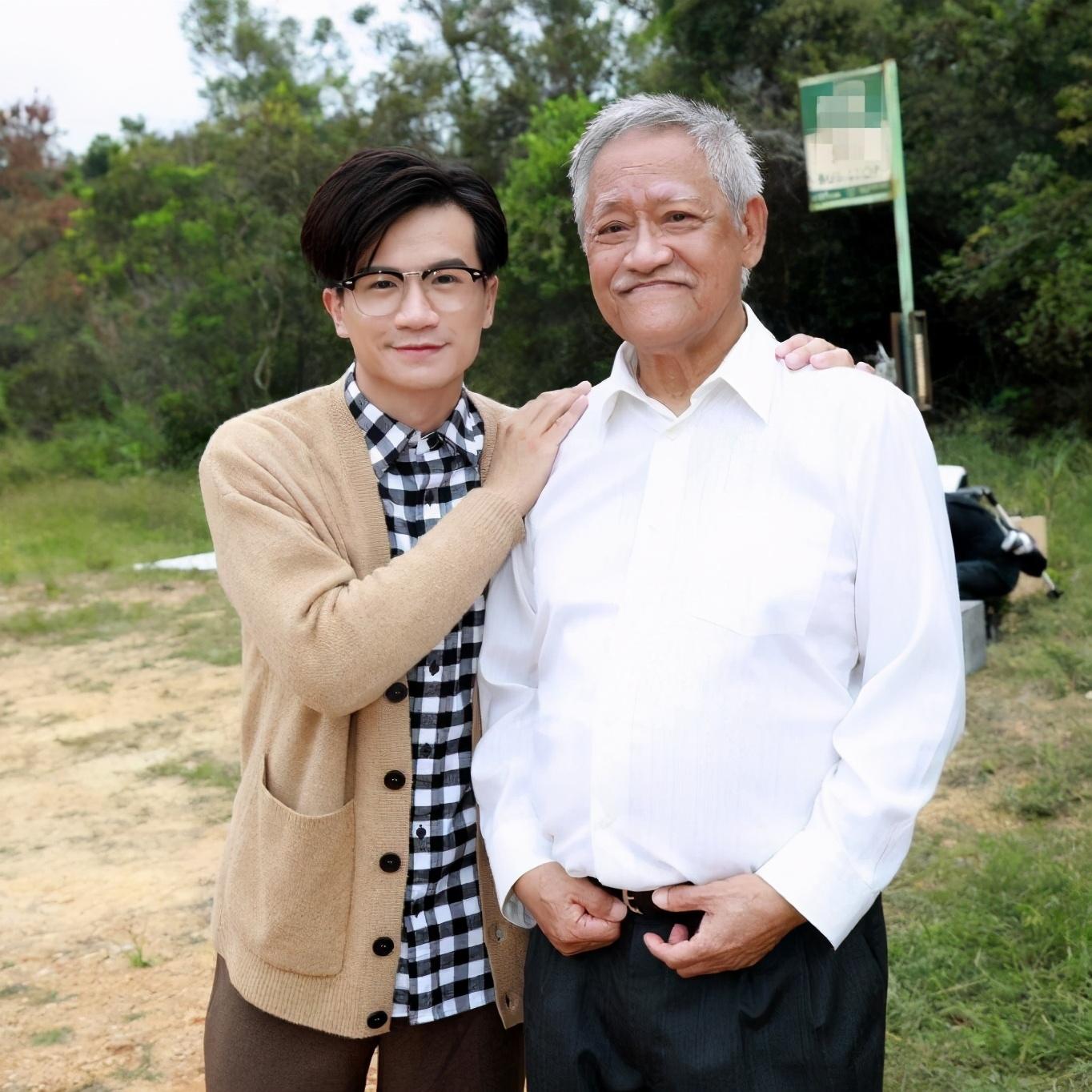 吴耀汉儿子晒怼脸自拍,皱纹横生雀斑明显,44岁满头白发显沧桑