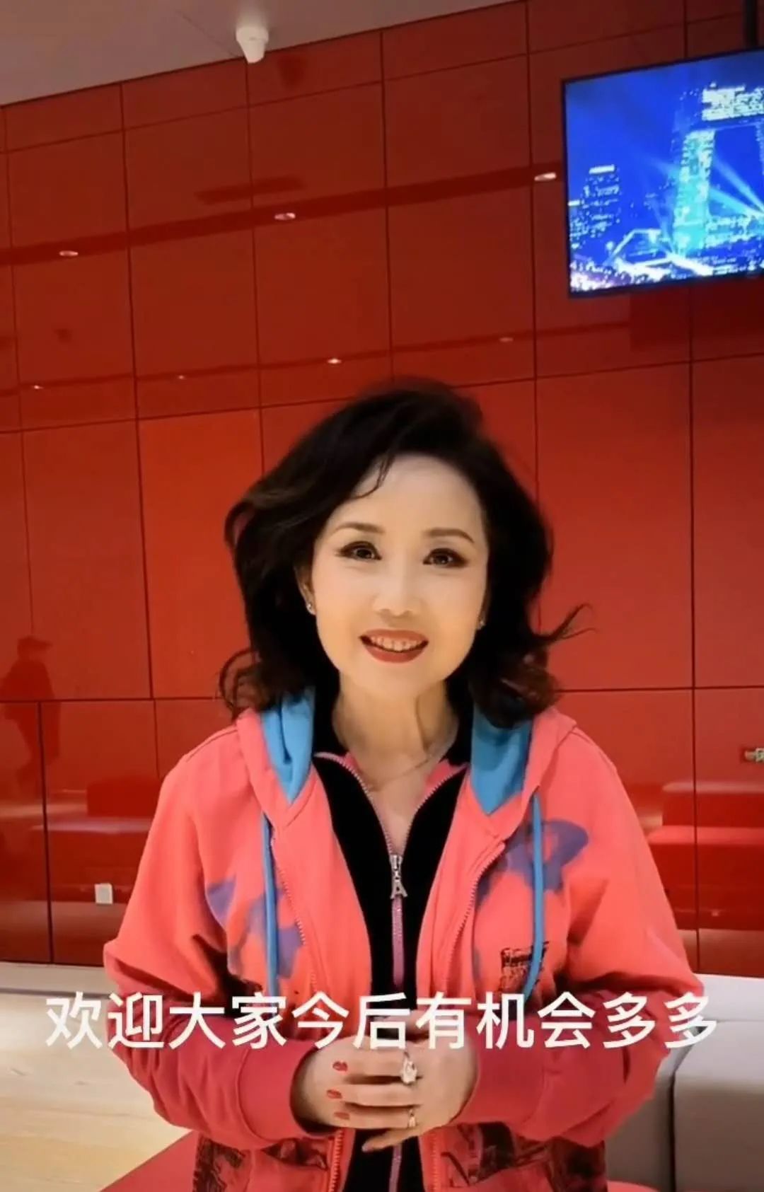 50岁胡月晒近照被赞神颜,唱红《黄土高坡》,老公出演《陈情令》