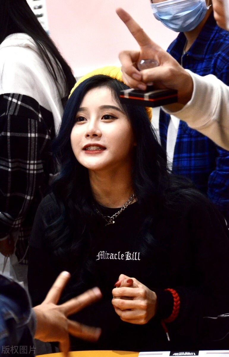 段艺璇现身snh48活动现场,一袭黑色穿搭笑起来超甜人