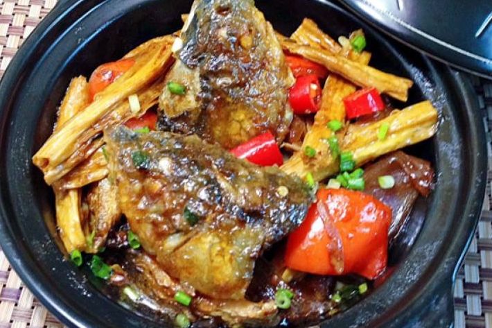 食材:鱼头2-3个,腐竹3-4根配料:红椒一个,葱苗一根,姜两片,蚝油2勺,盐