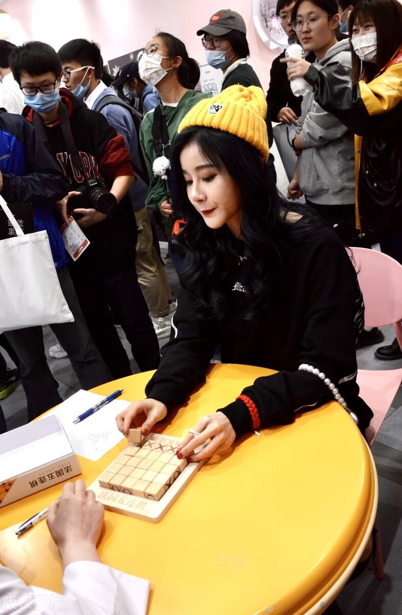 段艺璇现身snh48活动现场,一袭黑色穿搭笑起来超甜人