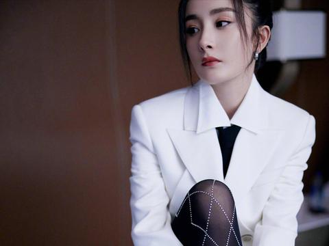 杨幂变身"幂哥哥"?穿白色廓形西装攻气十足,闪钻渔网袜好吸睛