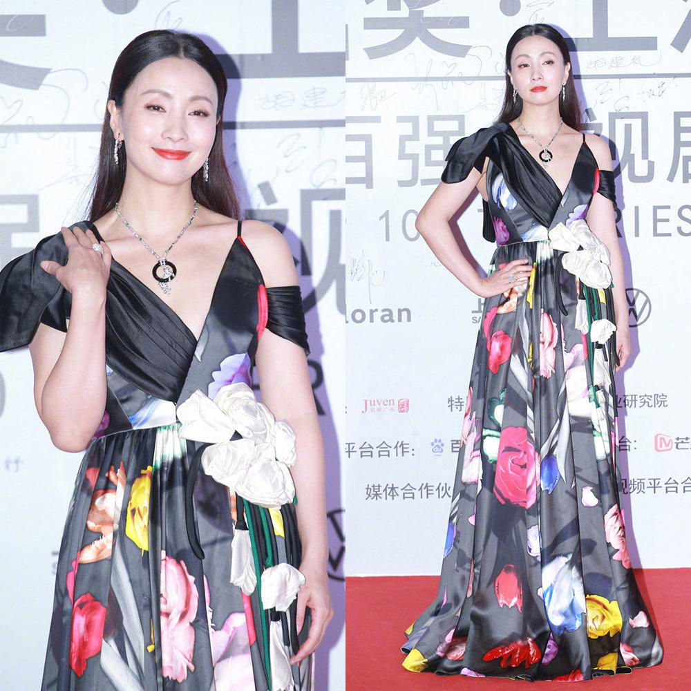 陶虹的"高级感"真是藏不住,穿香槟金连衣裙优雅大气,魅力十足