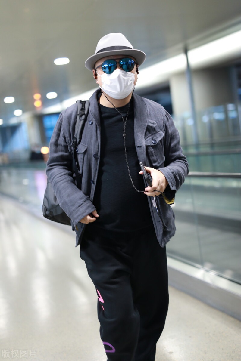 徐峥黑超遮面小手微微一挥很有范儿,身穿黑神针织衫肚子圆润