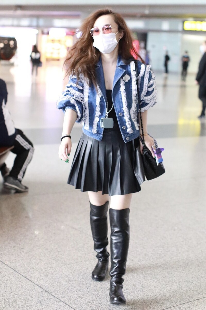 霍思燕脚踩黑色皮靴穿个性外套搭百褶皮裙现身机场,性感又摩登