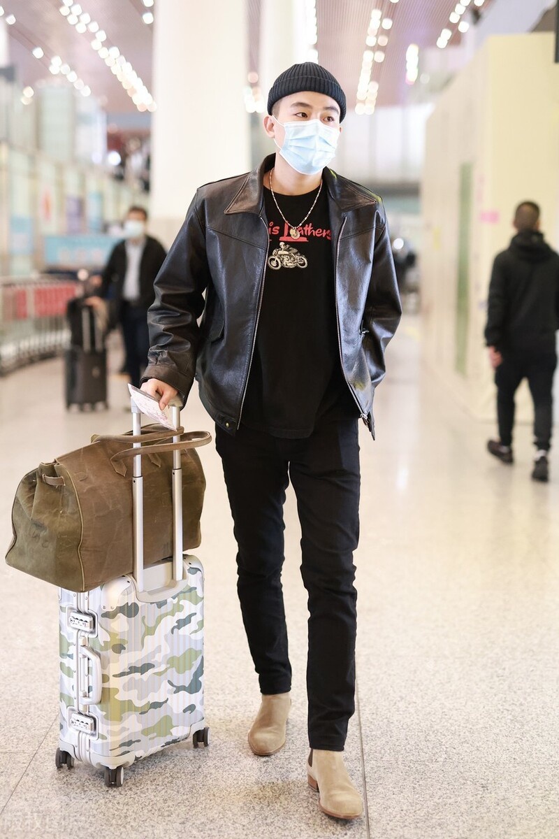 欧豪一袭黑色穿搭现身高冷范男神略带一些可爱