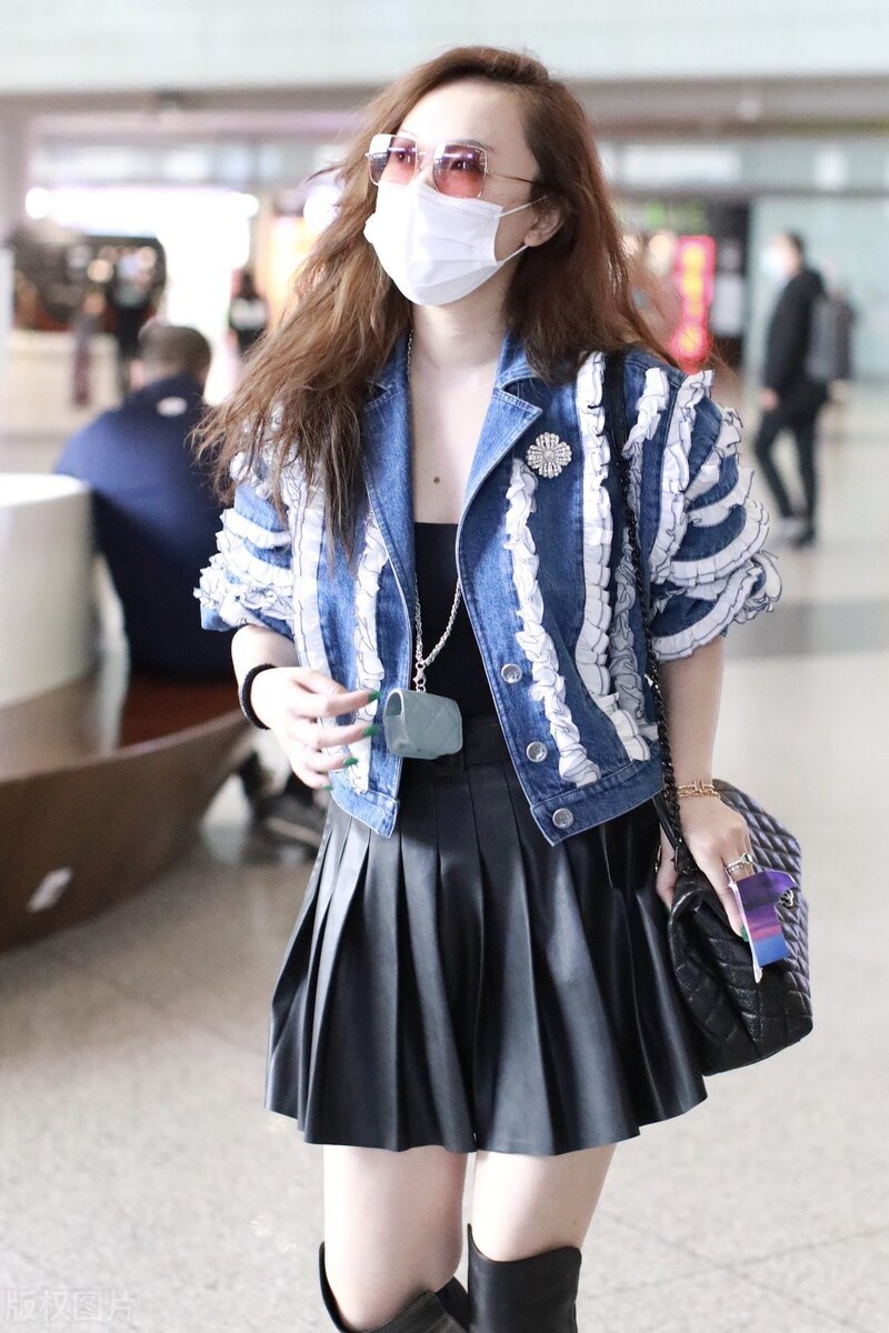 霍思燕脚踩黑色皮靴穿个性外套搭百褶皮裙现身机场,性感又摩登