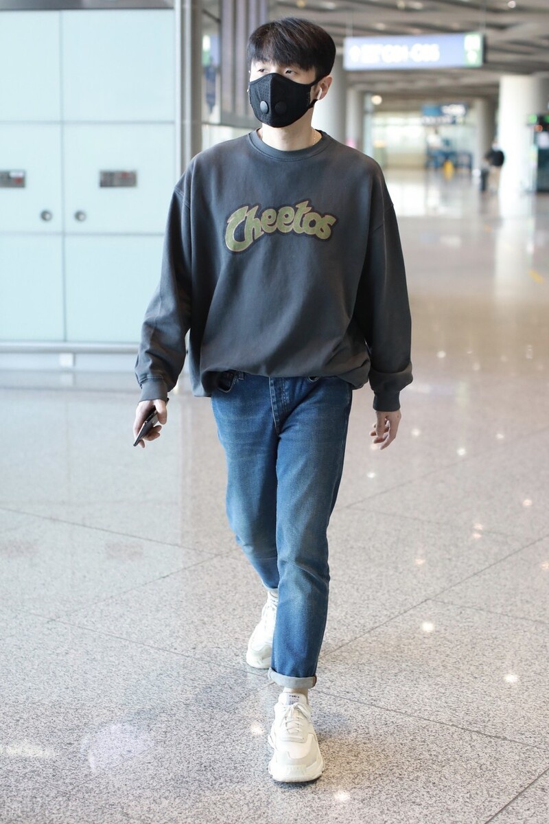 李荣浩口罩一戴谁也不爱,作为"谐星"在机场走出了模特即视感