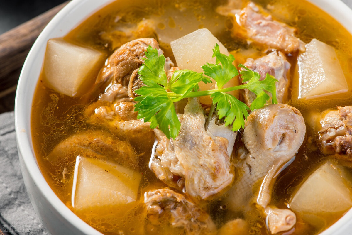 立冬了,建议喝点老鸭汤,加点酸萝卜更开胃,美味又健康