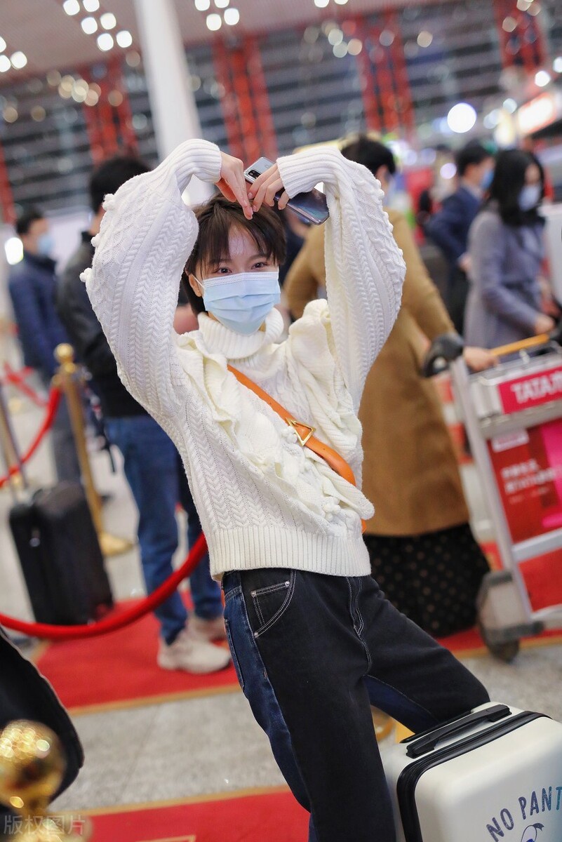 独家街拍:成果白色针织衫搭配牛仔裤,短发干练可可爱爱