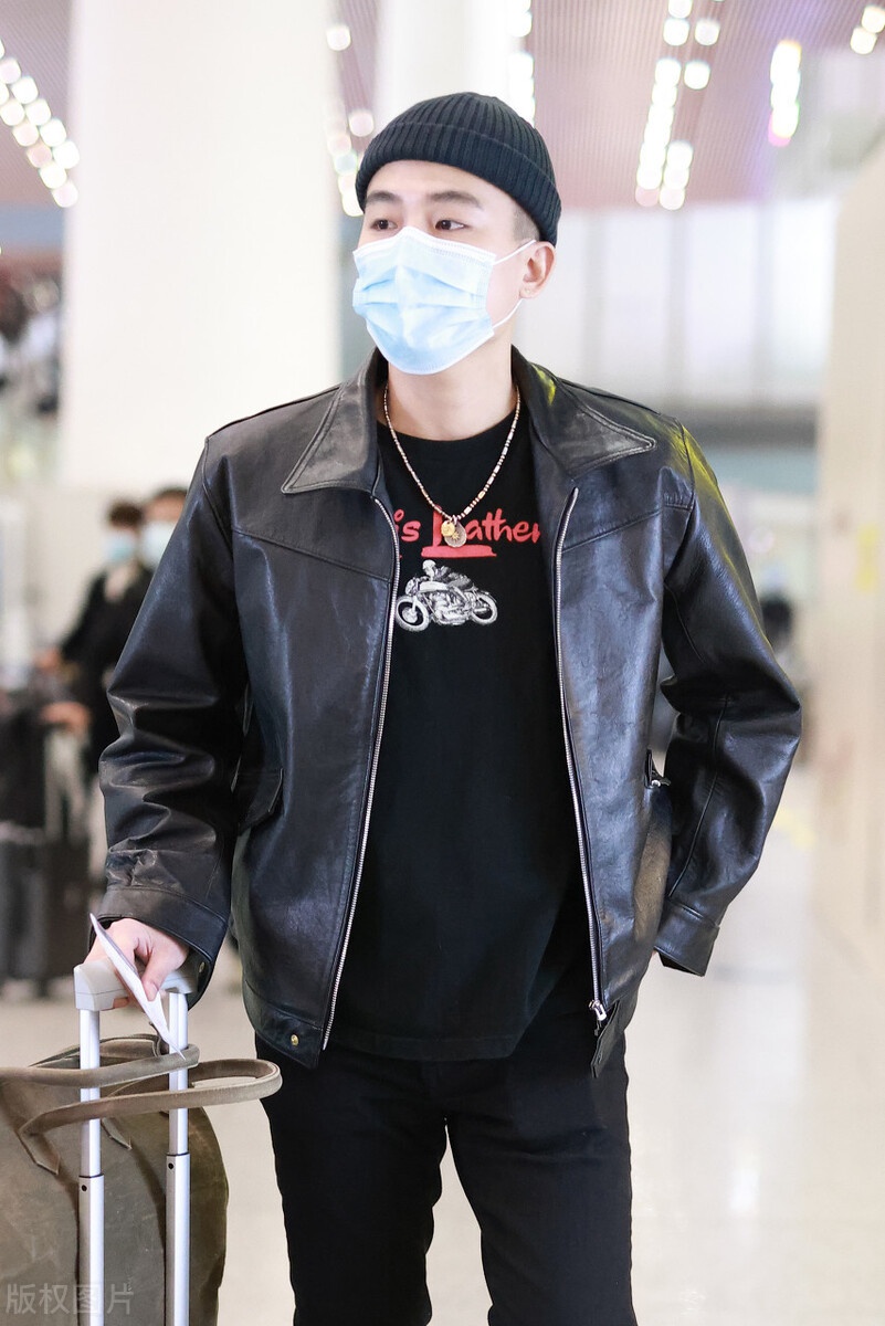 欧豪一袭黑色穿搭现身高冷范男神略带一些可爱