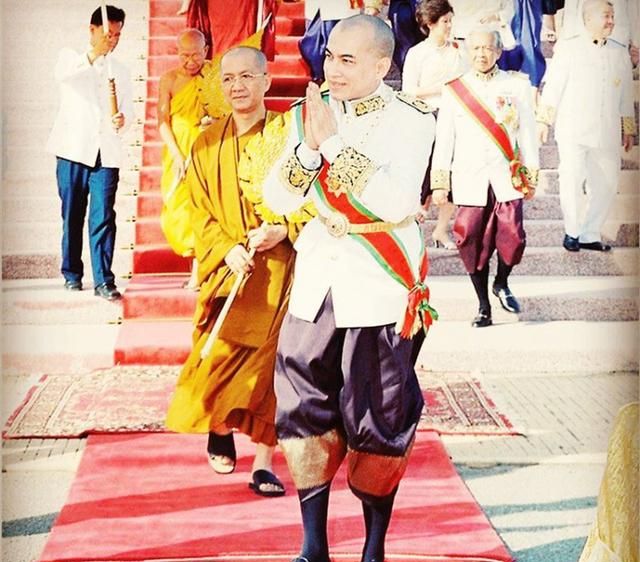 西哈莫尼国王登基时容貌俊秀如唐僧,可是现在却变了模样