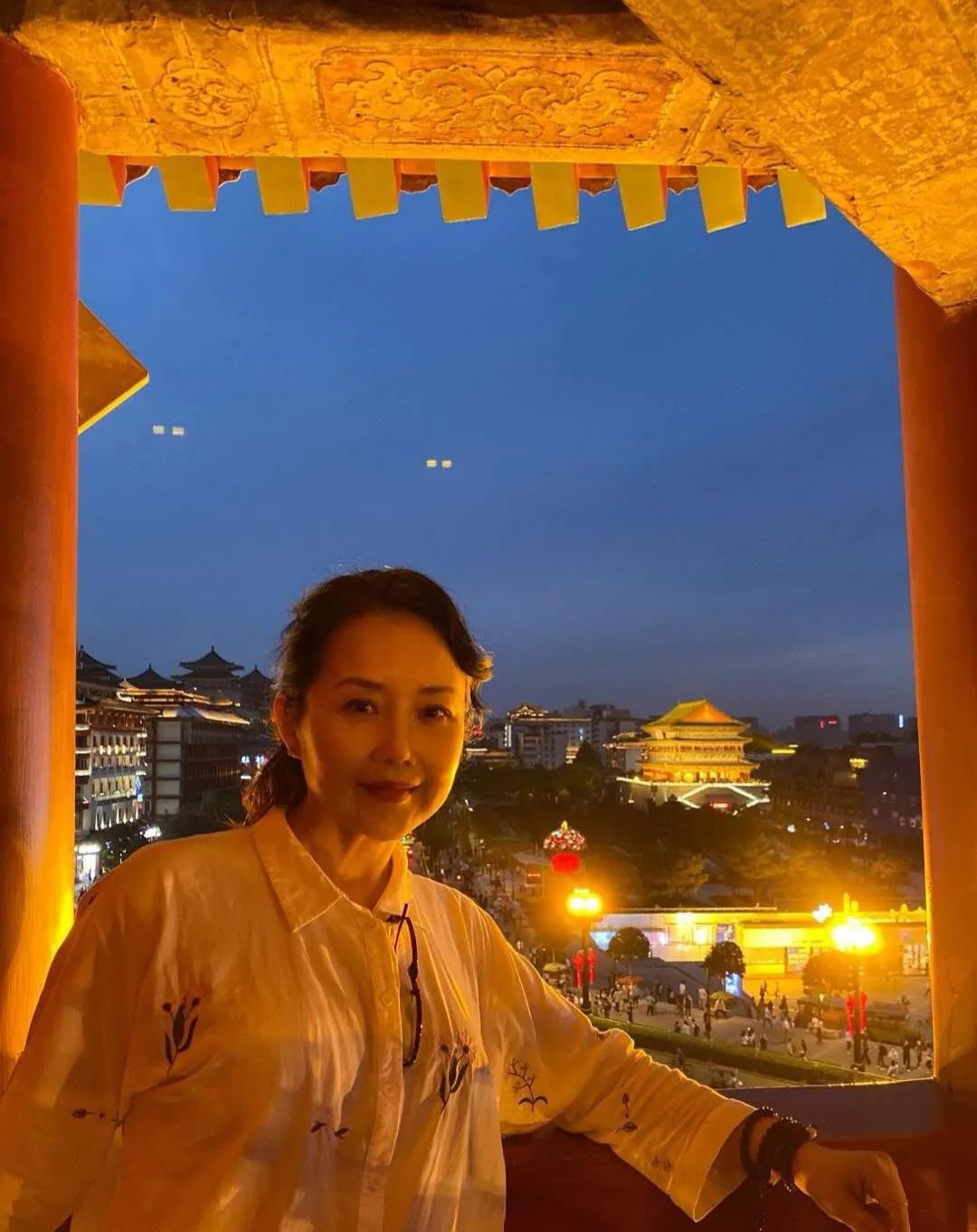 50岁胡月晒近照被赞神颜,唱红《黄土高坡》,老公出演《陈情令》