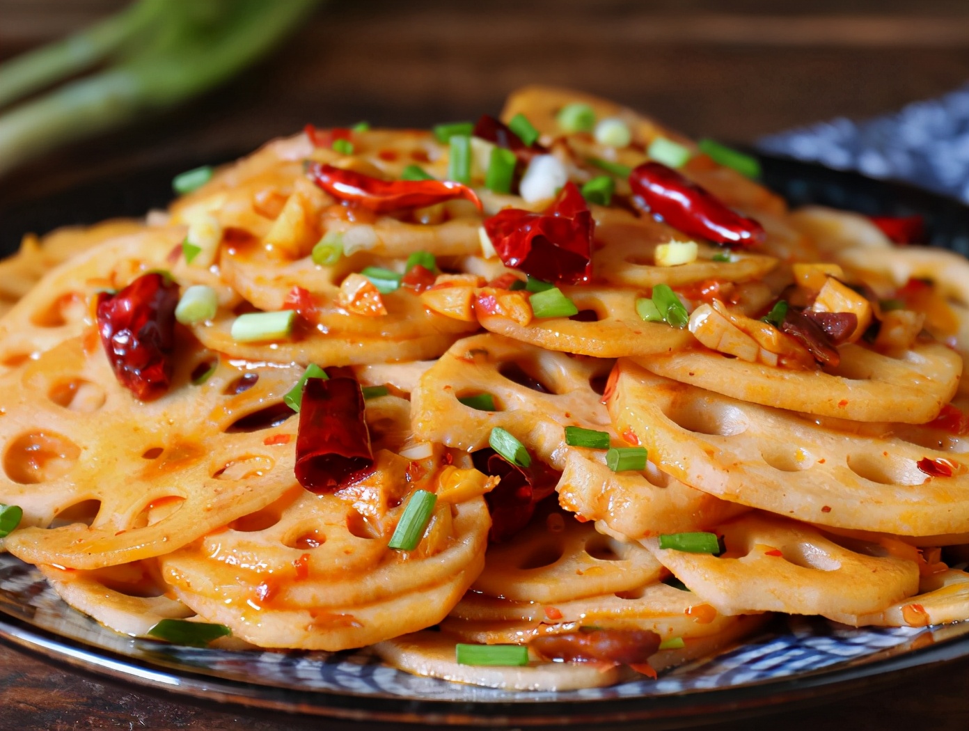 香辣开胃的藕片,脆爽可口,味道巨棒太美味了,上桌就抢光!好吃