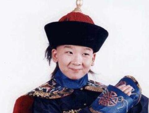 里的"陈文杰"一角,在剧中其智慧过人,不畏强权的九岁县太爷形象深入