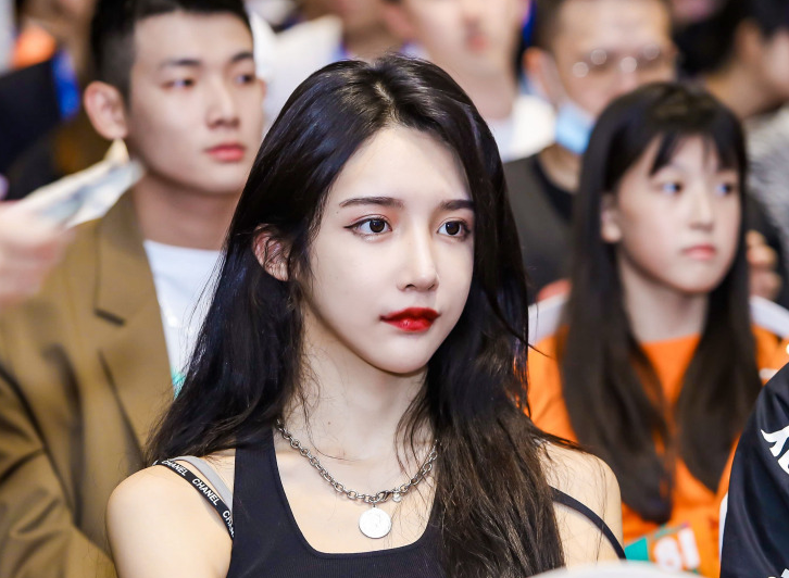 艾比首次挑战婚纱装,颜值让无数男粉激动,直言想娶他回家