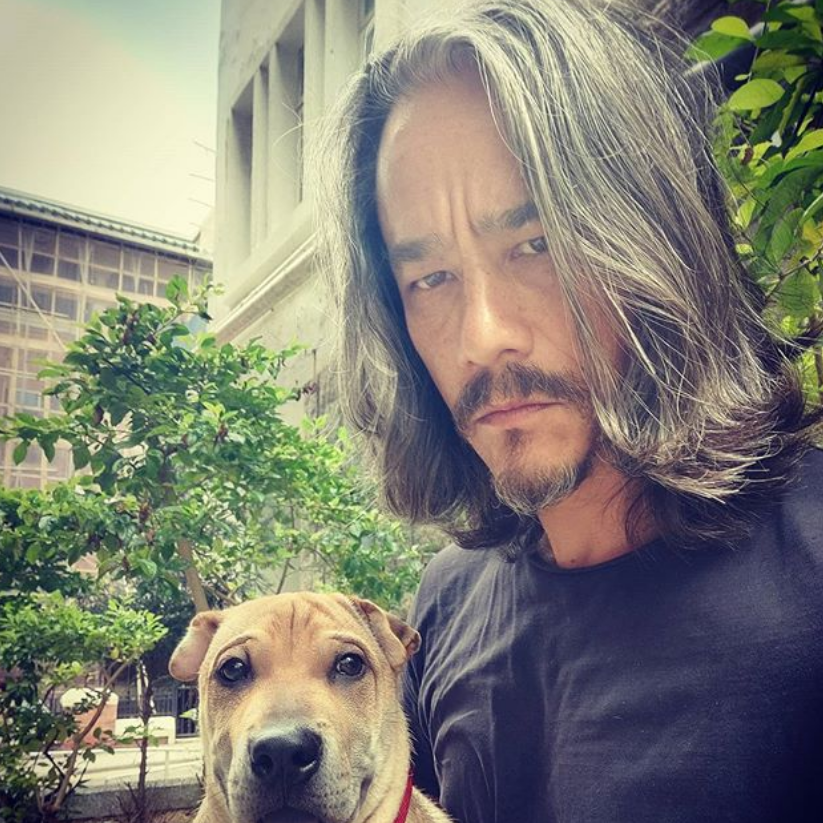 吴耀汉儿子晒怼脸自拍,皱纹横生雀斑明显,44岁满头白发显沧桑|吴嘉龙