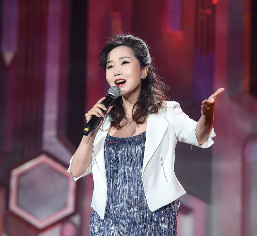 50岁胡月晒近照被赞神颜,唱红《黄土高坡》,老公出演《陈情令》|黄土