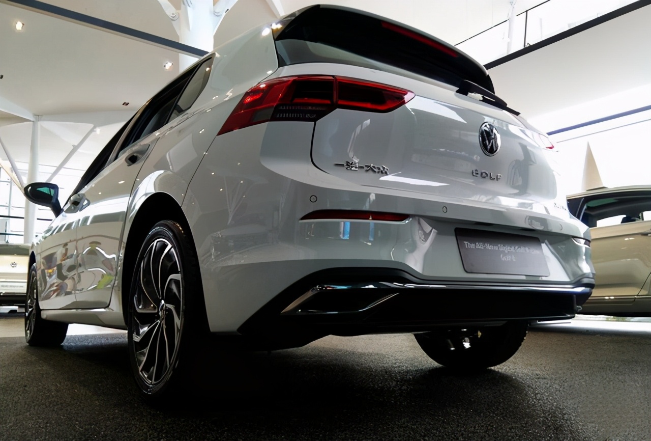 到店实拍大众高尔夫8油耗57l配中置尾标1298万起