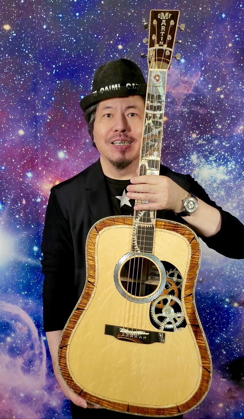 检视相片黄国伦58岁生日收到寇乃馨的吉他