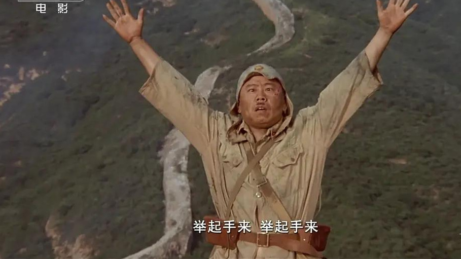 2,《举起手来1》这部电影在带给我们快乐的同时,也讽刺了当时社会的