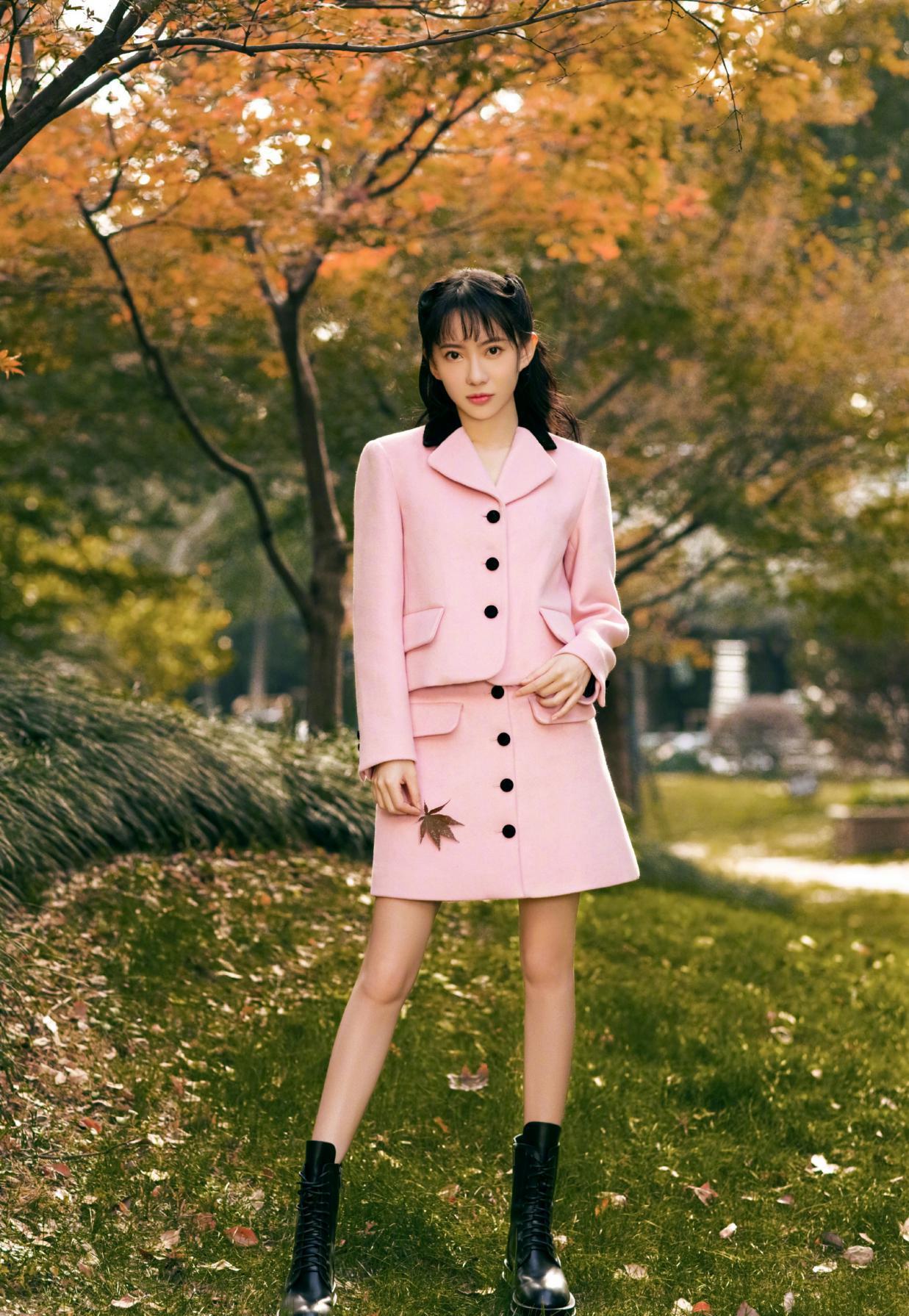 诺澜刘萌萌化身粉红佳人穿套装解锁新潮流尽显优雅风范