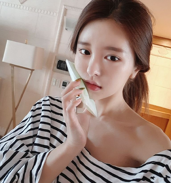 曾向王思聪讨薪2000万,尹素婉如今秀新作,身材走样,面部变形