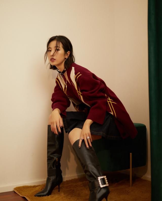 周雨彤休闲搭配,清新爽朗,具有运动风范,简约黑色尽显快意少年