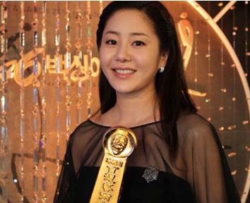 结婚第8年,在为郑永振生下一对儿女后,高贤贞提出了离婚.