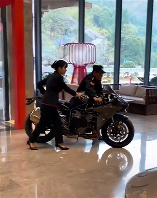 骑士住酒店 保安和前台帮忙推车进大厅 只因这是一台川崎h2 九星摩托信息网 骑士住酒店 保安和前台帮忙推车进大厅 只因这是一台川崎h2 九星摩托信息网