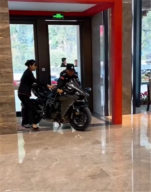 骑士住酒店 保安和前台帮忙推车进大厅 只因这是一台川崎h2 九星摩托信息网 骑士住酒店 保安和前台帮忙推车进大厅 只因这是一台川崎h2 九星摩托信息网