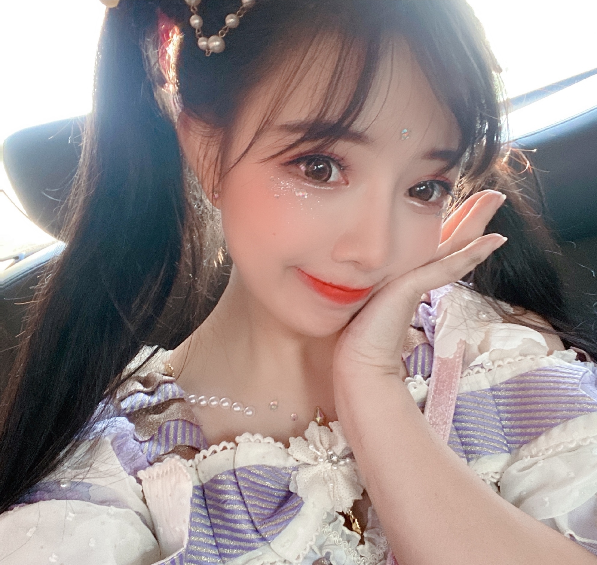 王奕萌尝试短发造型,骗粉丝这是她弟弟,却因小短腿暴露身份