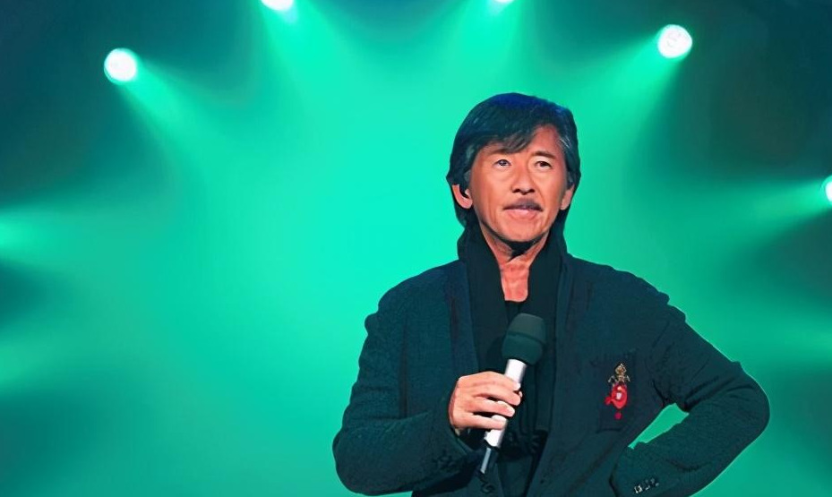 72岁的殿堂级歌手林子祥很少出现,头发花白像普通的老人