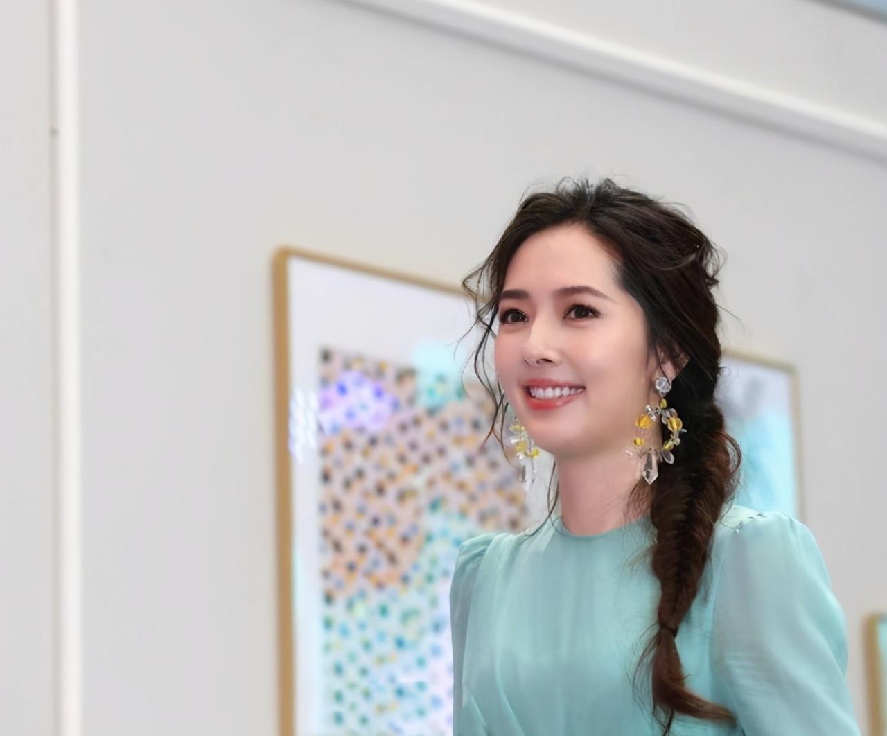 郭碧婷这气质娱乐圈罕见褶皱裙配蓬松编发纯美脱俗似仙子下凡