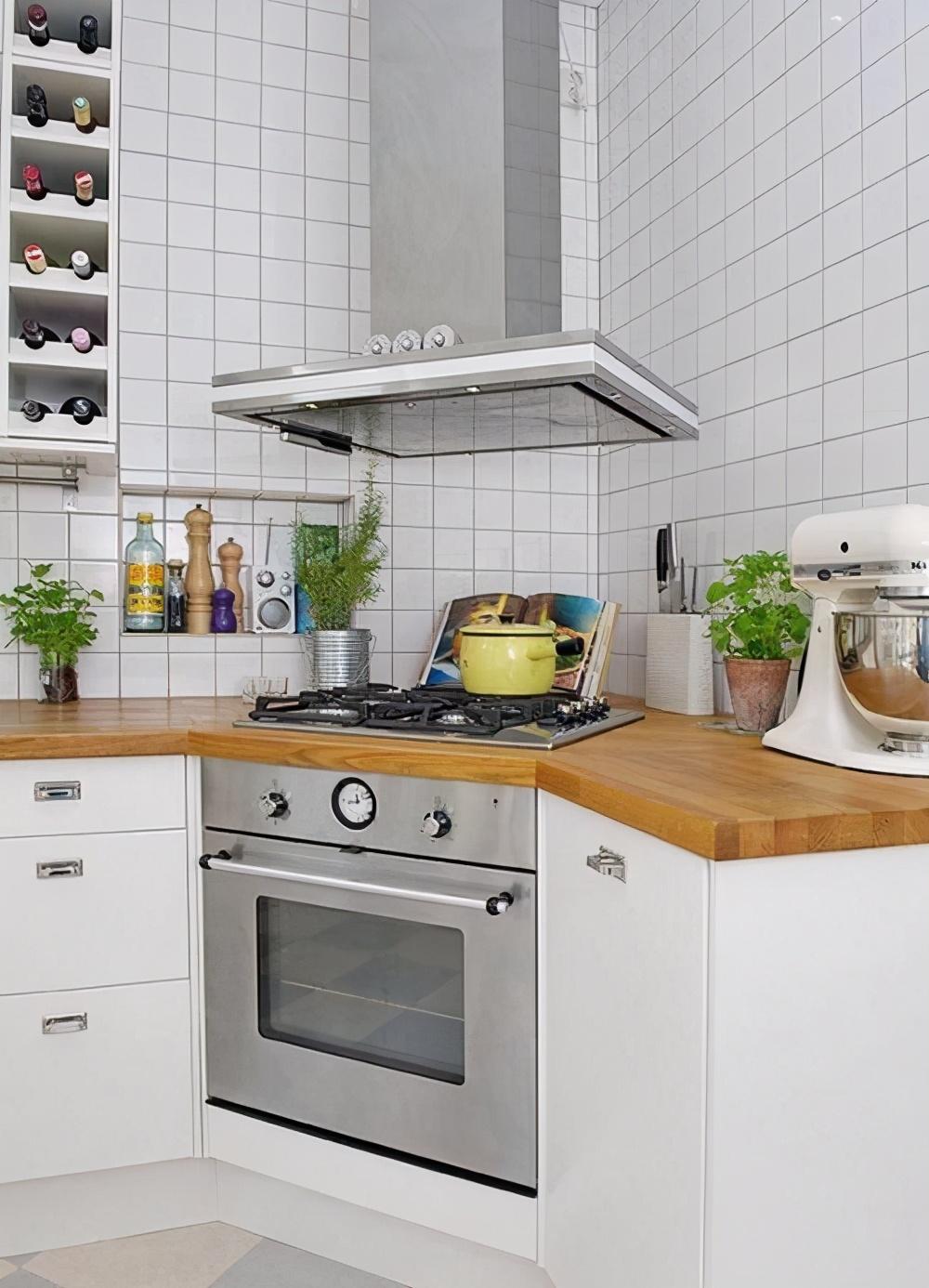 灶台对面空隙以及墙面空间也可以充分利用,解决小户型厨房收纳空间不