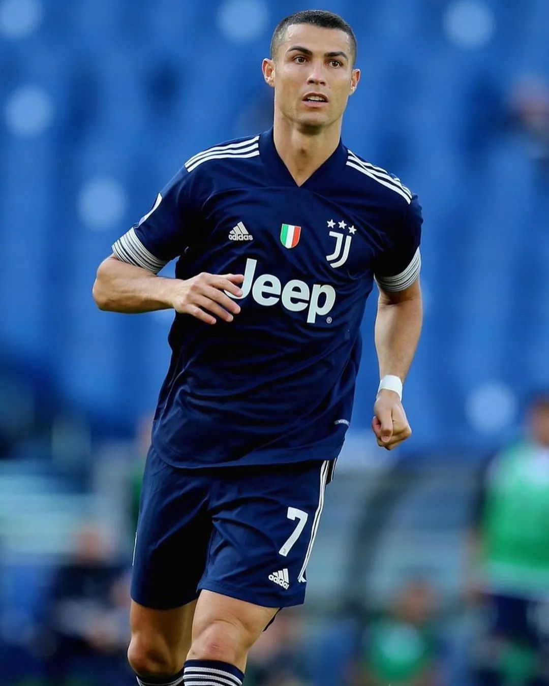 最新c罗比赛图集(尤文客场蓝色)