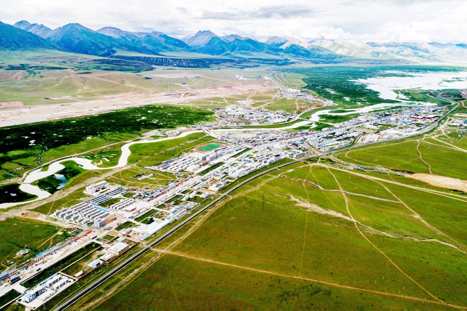 离开拉萨无人机航拍藏青公路第一站当雄县城三条路一条河