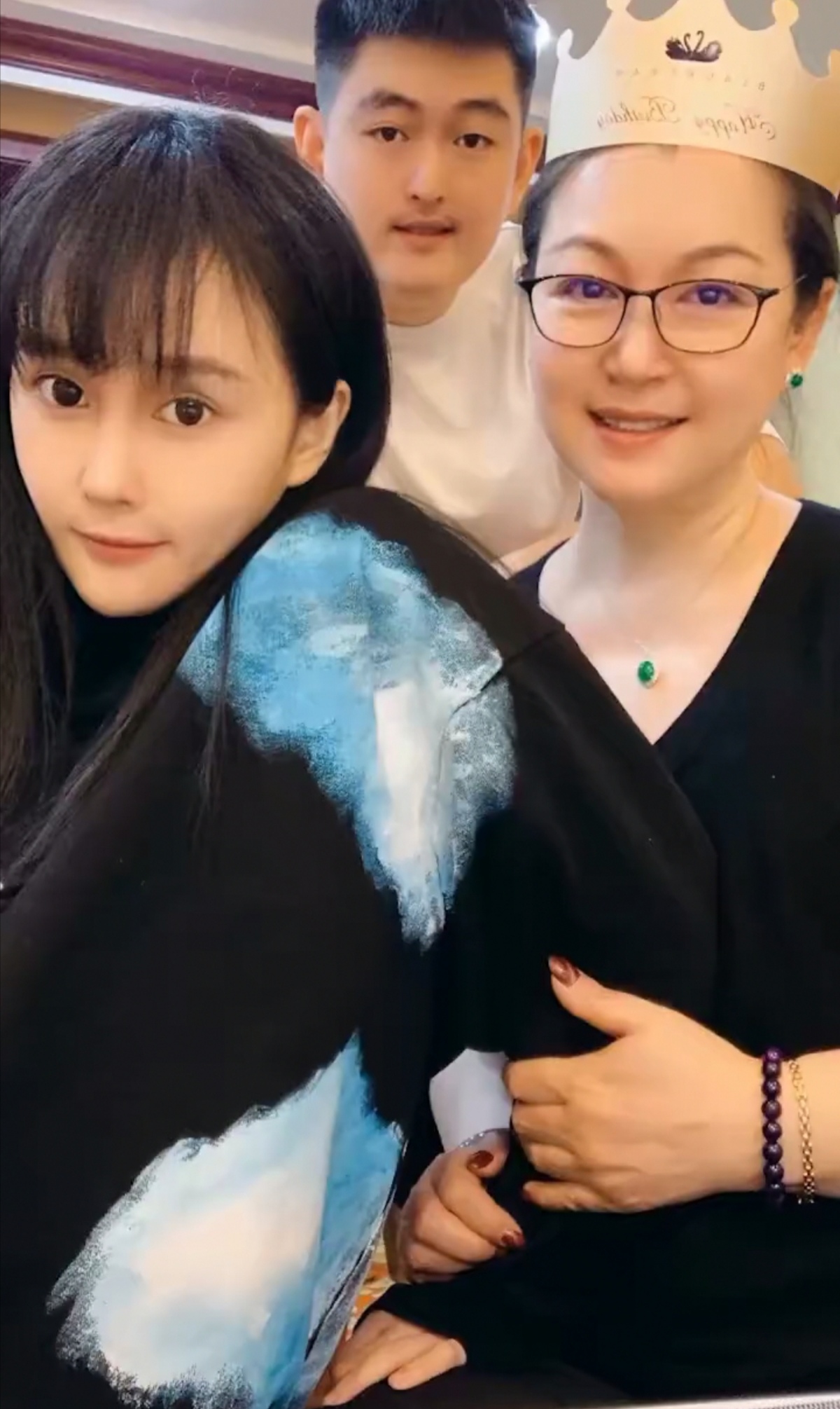 赵本山爱妻近照曝光网友好年轻