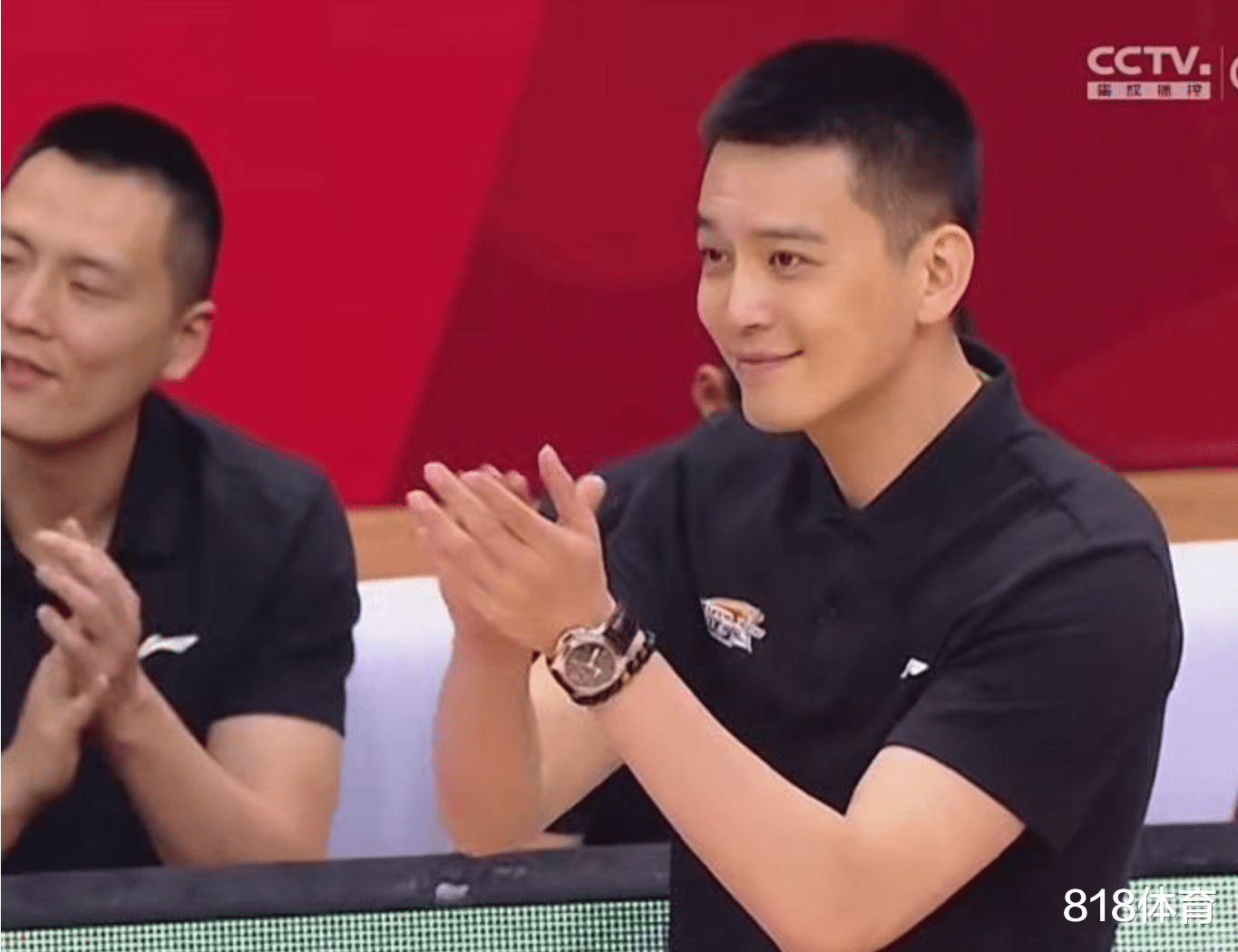 这时候,杨鸣在场边露出了灿烂笑容,为丛明晨鼓掌叫好.