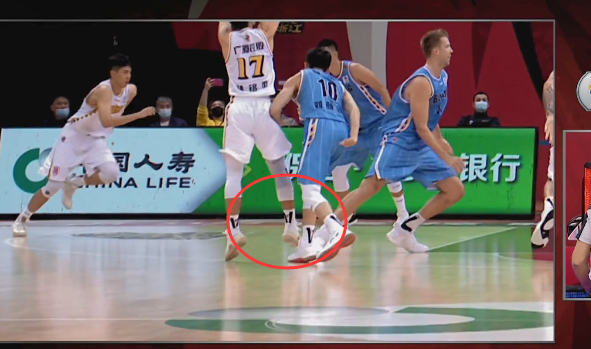 北京连续对孙铭徽违体犯规！被垫脚险些受伤又遭拉拽，真是太难了休闲区蓝鸢梦想 - Www.slyday.coM