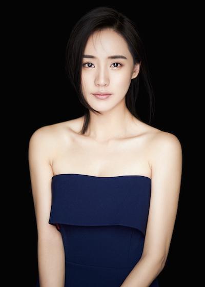 她和佟丽娅是同班同学,毕业后做了两年高管,如今爱情事业双丰收