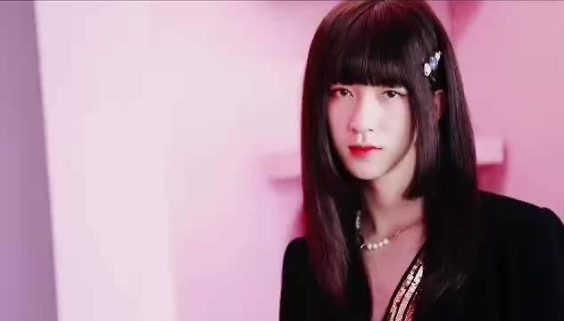 啊这,不提名贺峻霖像话吗 没有人能逃得过tina 贺的美貌