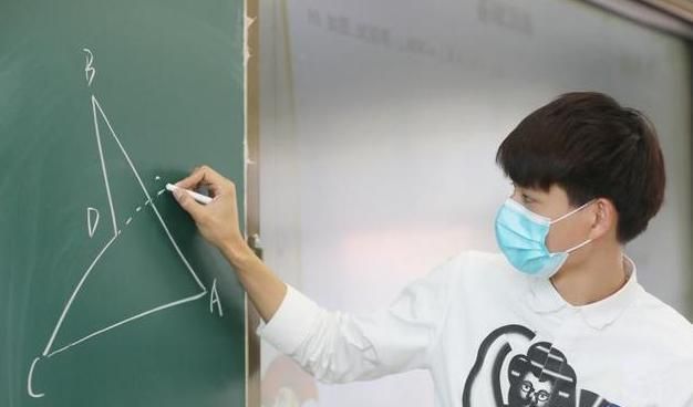 "95后帅气数学老师"走红,颜值高实力强,网友:学习都有动力了