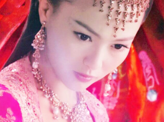 在《轩辕剑之天之痕》中,唐嫣饰演独孤宁珂一角,表面是隋朝郡主,实际