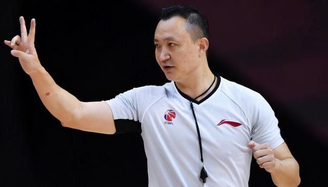 cba再现奇葩判罚裁判闫军终结后仰跳投技术这球能这么吹