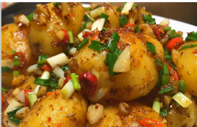 家常美食:麻辣干锅小土豆,五彩年糕,蒜蓉苦瓜香肠