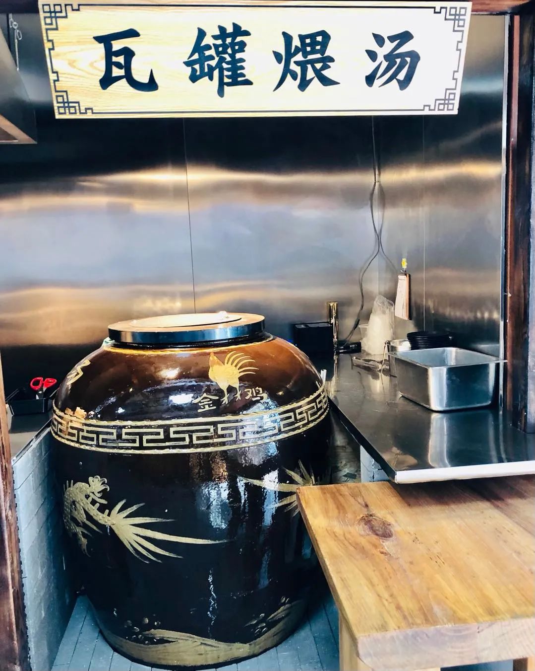 一位热爱养生的老板,在长春开了家瓦罐汤店,店总是充满温暖气息