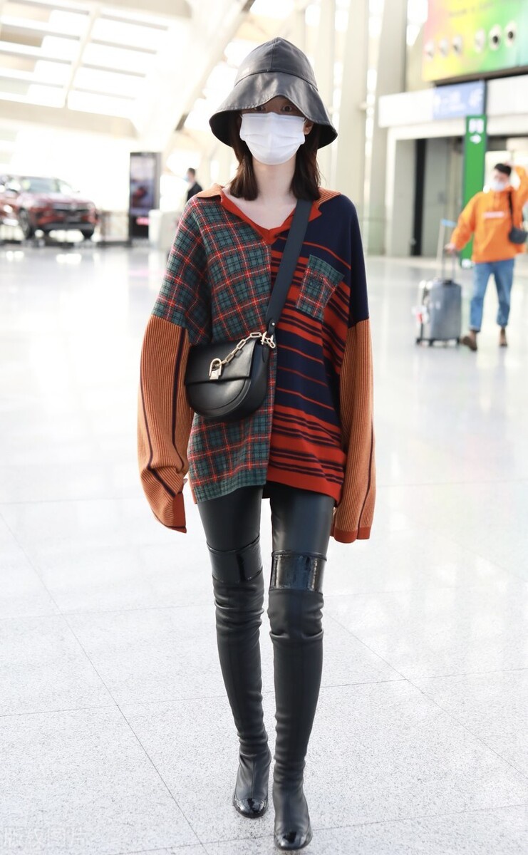 乔欣头戴个性皮帽现身机场,穿皮靴大秀大长腿